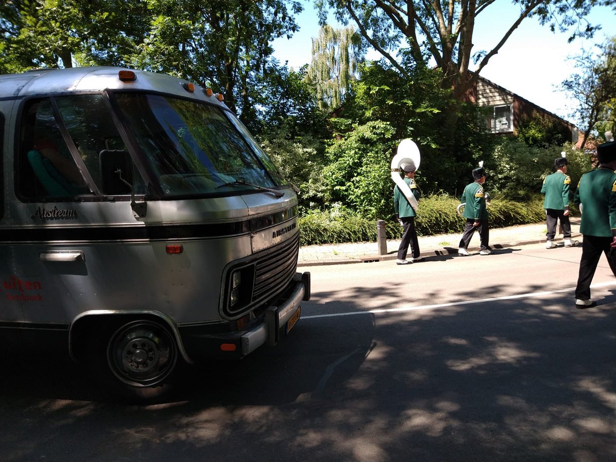 LvHdeVeen's tweet photo. Vandaag mochten we eindelijk de straat weer op. Uiteraard met 1,5 meter tussenruimte. We maakten een rondgang om het Festiviral te promoten. Wat voelde dat goed en wat werd het enthousiast  ontvangen! Speciale dank aan onze verkeersregelaars. Zonder hen was het niet te doen. https://t.co/xX7QjDP73K