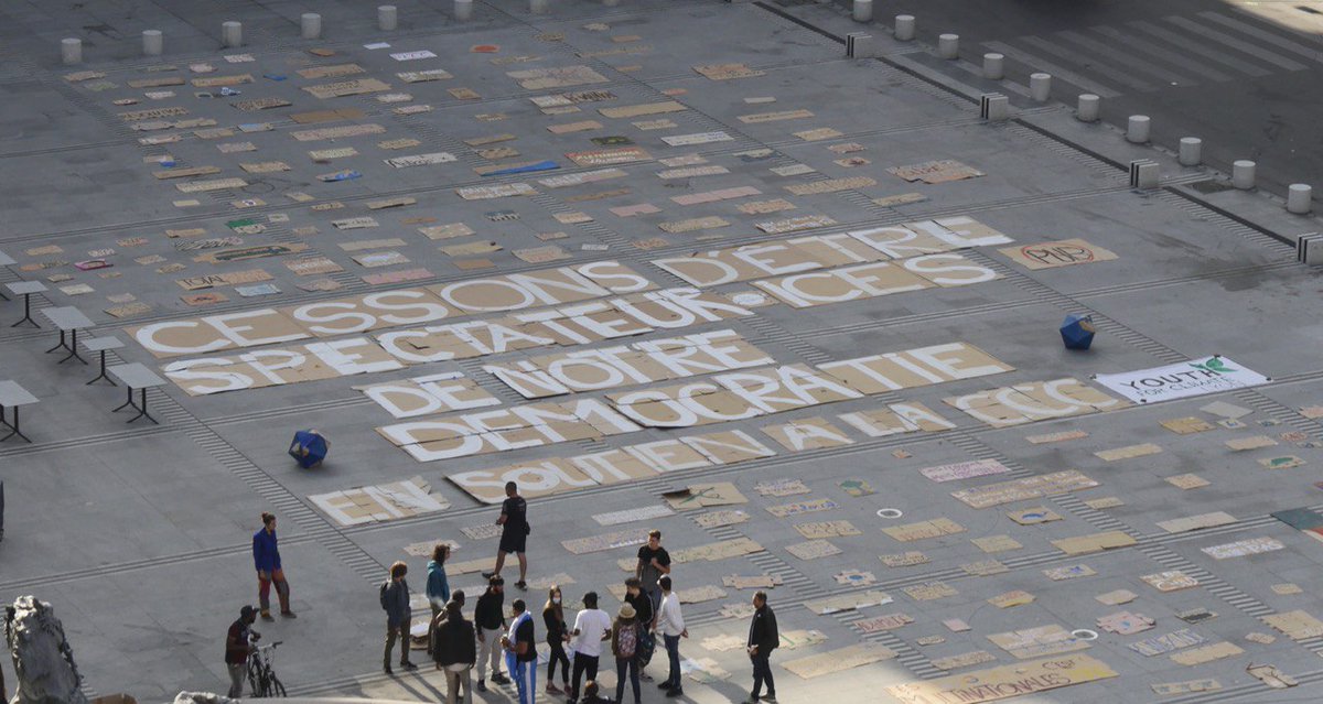 YouthfClimateLY's tweet photo. 🔴🔴 ACTION EN COURS à Lyon !! La légendaire Place des Terreaux est recouverte de messages en soutien à la #CCC et à ses mesures dévoilées aujourd'hui dans leur version finale !!
Cessons d'être spectateur•ices de notre démocratie ‼ https://t.co/IZVjmxmzO9