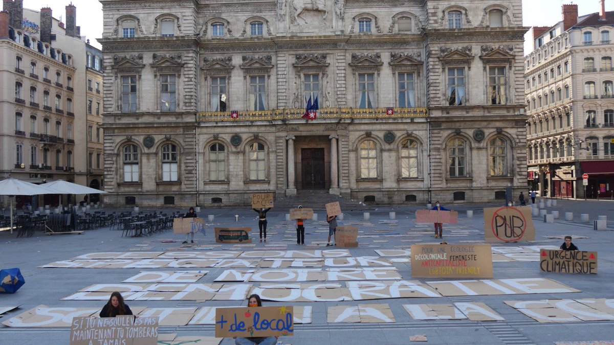 YouthfClimateLY's tweet photo. 🔴🔴 ACTION EN COURS à Lyon !! La légendaire Place des Terreaux est recouverte de messages en soutien à la #CCC et à ses mesures dévoilées aujourd'hui dans leur version finale !!
Cessons d'être spectateur•ices de notre démocratie ‼ https://t.co/IZVjmxmzO9