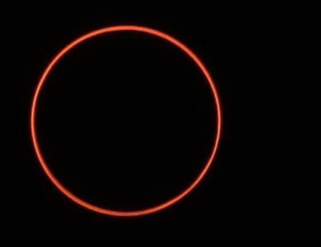 eSPAINews's tweet photo. 🌒 Las imágenes del eclipse solar anular, también conocido como «Eclipse del #FinDelMundo», que ha sido visto durante esta madrugada desde Asia y África. https://t.co/KDIBOVSQj7
