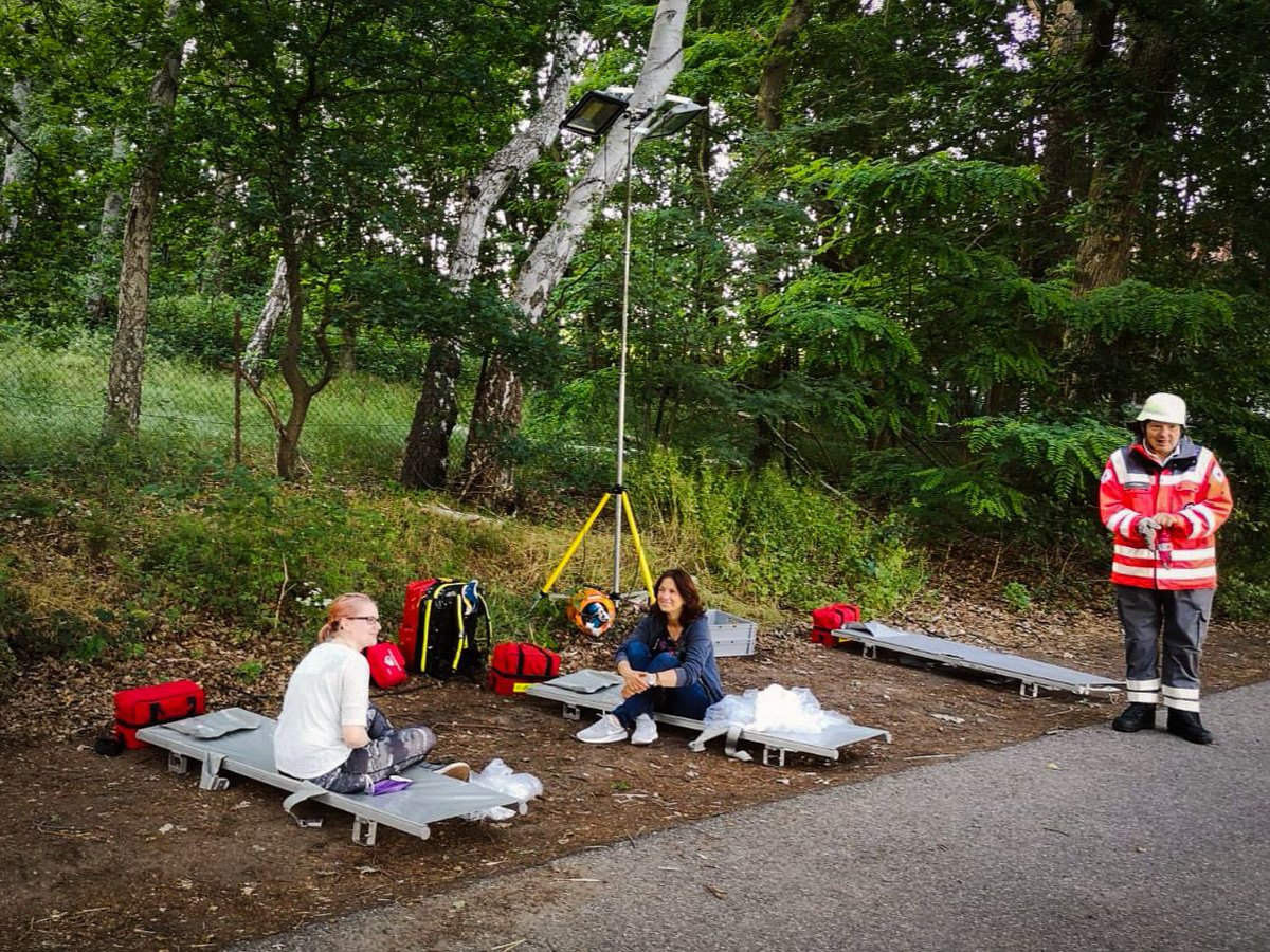 drkwebuis's tweet photo. Dienstabend "Retten aus unwegsamen Gelände": Angenommen war der Absturz eines Kleinflugzeuges in ein Waldstück bei Wennebostel. Schweißtreibende Erstversorgung und Transport zur Patientenablage. 

#drk #wedemark #burgwedel #isernhagen

(Fotos: R. Barteczko, M. Götze, DRK) https://t.co/g5J9ZiH6v2