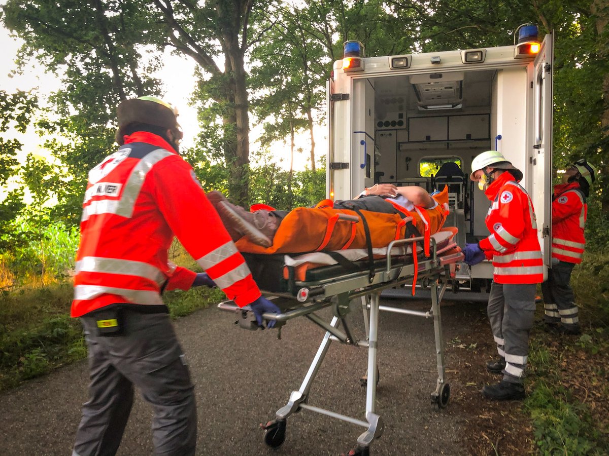 Dienstabend "Retten aus unwegsamen Gelände": Angenommen war der Absturz eines Kleinflugzeuges in ein Waldstück bei Wennebostel. Schweißtreibende Erstversorgung und Transport zur Patientenablage. 

#drk #wedemark #burgwedel #isernhagen

(Fotos: R. Barteczko, M. Götze, DRK)
