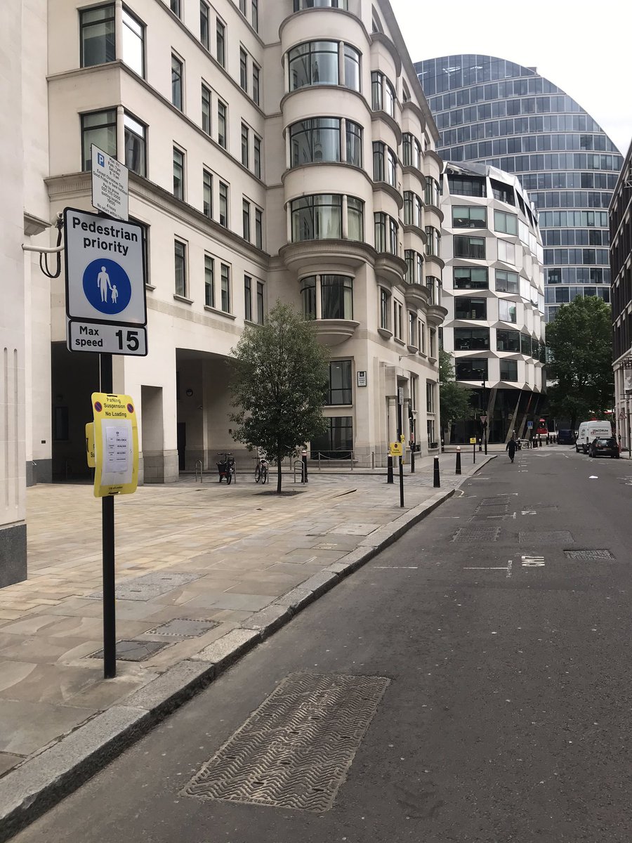 THREAD: Did a tour of the pop-up  #StreetSpaceLDN infrastructure in  @cityoflondon yesterday. With all the construction & utilities work, it’s hard to separate Covid works from others, but here goesWe’ll start with these wonderful 15mph pedestrian prioritiy signs