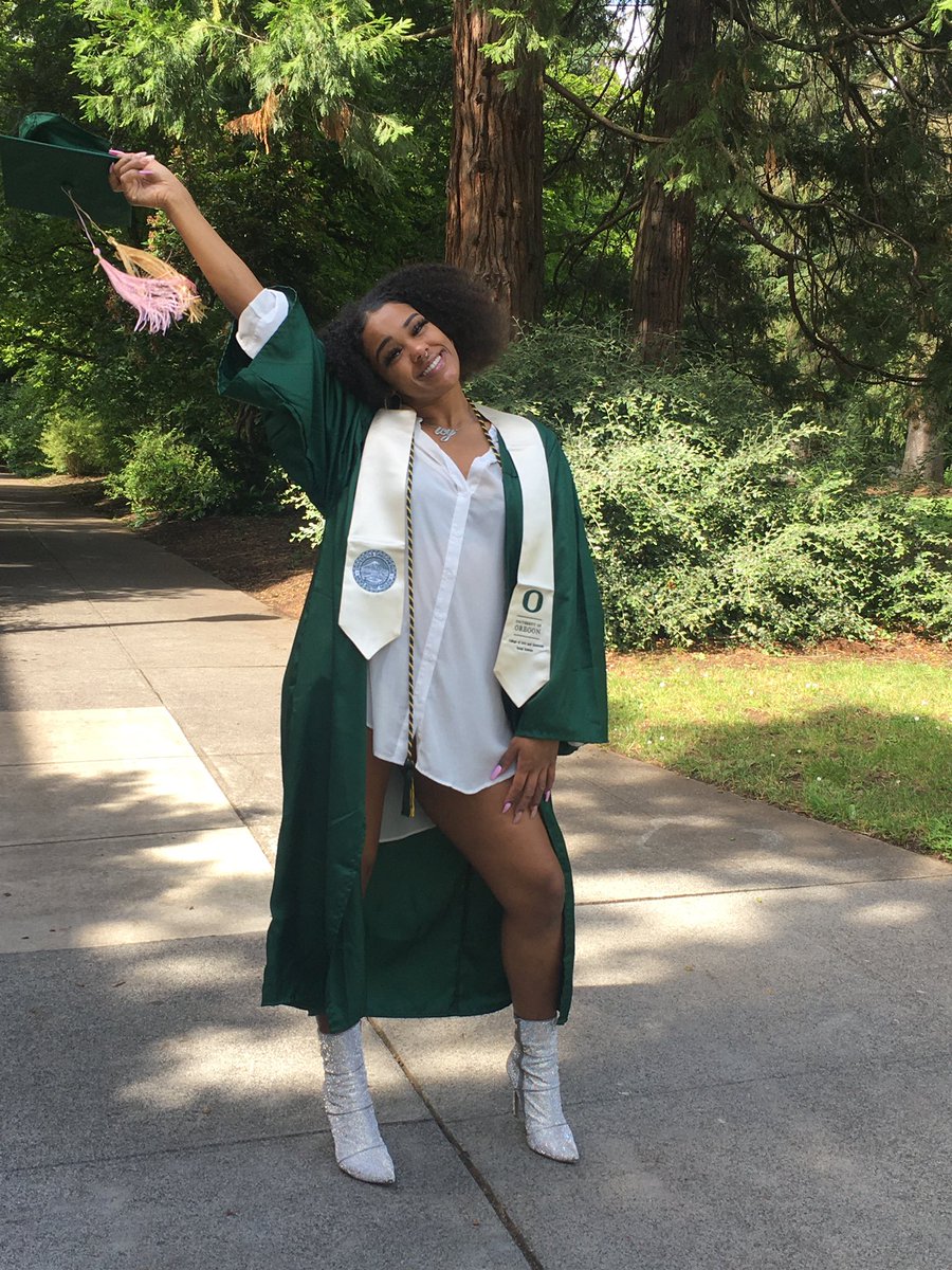 kennathebratt's tweet photo. Icy girl just graduated!! Educated Pretty Girl Tap In!❄️💓💅🏾🥳 https://t.co/BGpG3ZyoBg