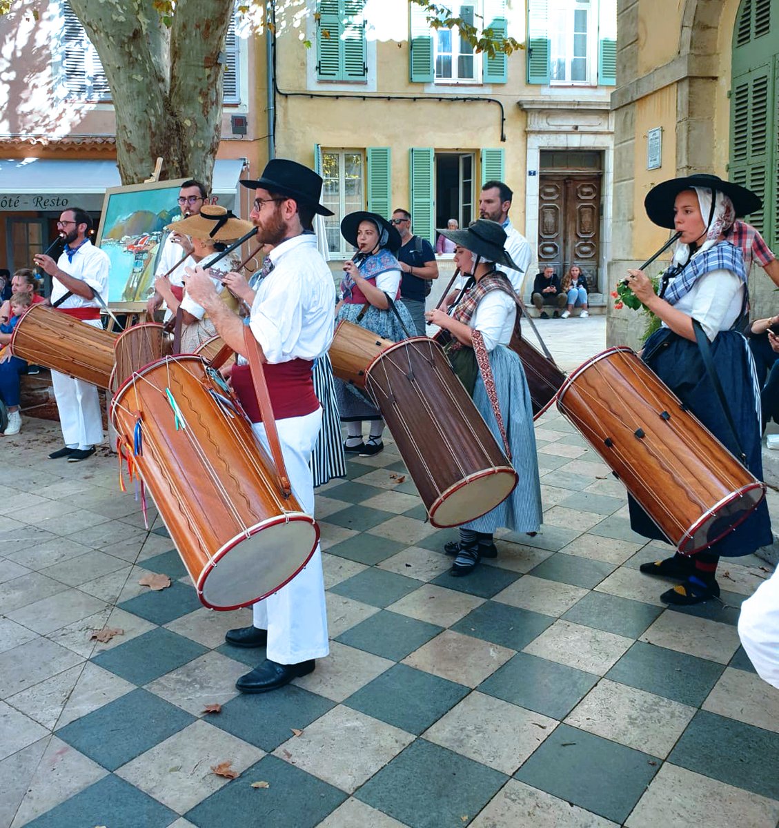 RocherMistral's tweet photo. Parce que la Provence chante, par sa langue, son accent, ses tambourins et ses cigales… Nous souhaitons à tous les musiciens une excellente fête de la musique ! https://t.co/QBJfne0sZ2
