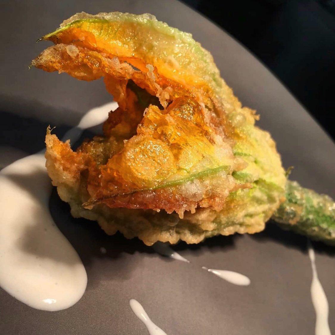 { FUERA DE CARTA }
⠀⠀⠀⠀⠀⠀⠀⠀⠀
Flor de calabacin de km 0 rellena de ortiguillas de <a href="/ortigademar/">CONXA</a> y crema de almendras
⠀⠀⠀⠀⠀⠀⠀⠀⠀
#granazul #restaurante #valencia #foodporn #gourmet #michelin #bibgourmand