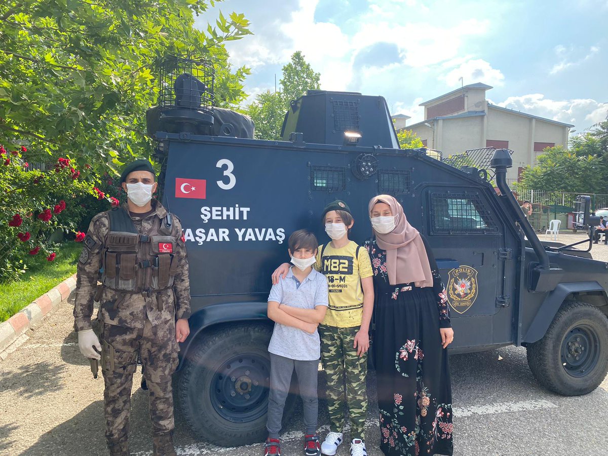 Silopi'de 2016'da PKK'nın saldırısında şehit olan özel harekat polisi Yaşar Yavaş'ın oğlu Miraç, annesine 'Babam olsaydı LGS'ye onunla giderdim' dedi.

Ankara'daki polis abileri Miraç'ı sınav merkezine babasının isminin yazılı olduğu zırhlı araçla götürdü.
