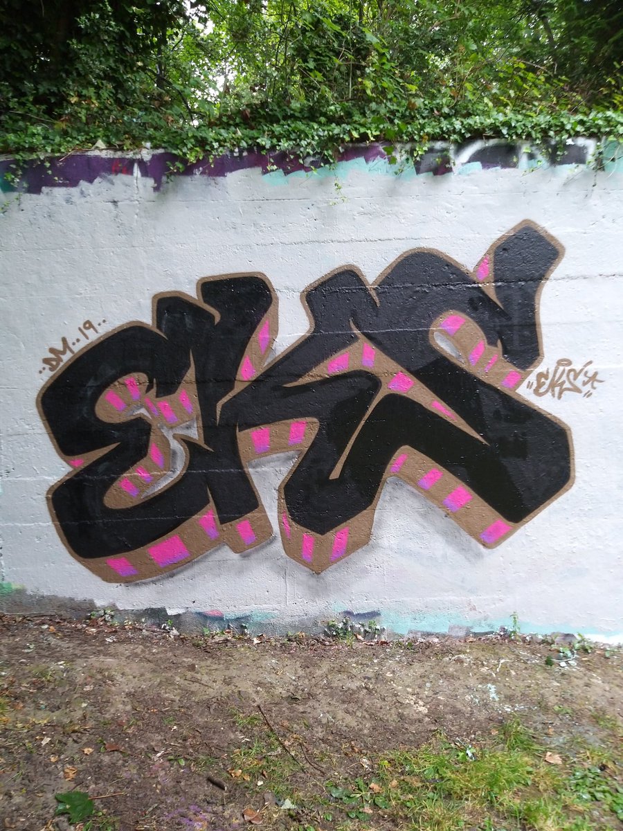 One of my pieces from back in 2019. I want to get out painting today #eksgraffiti #graffiti #graffitiart #streetart #legal #graffitiwall