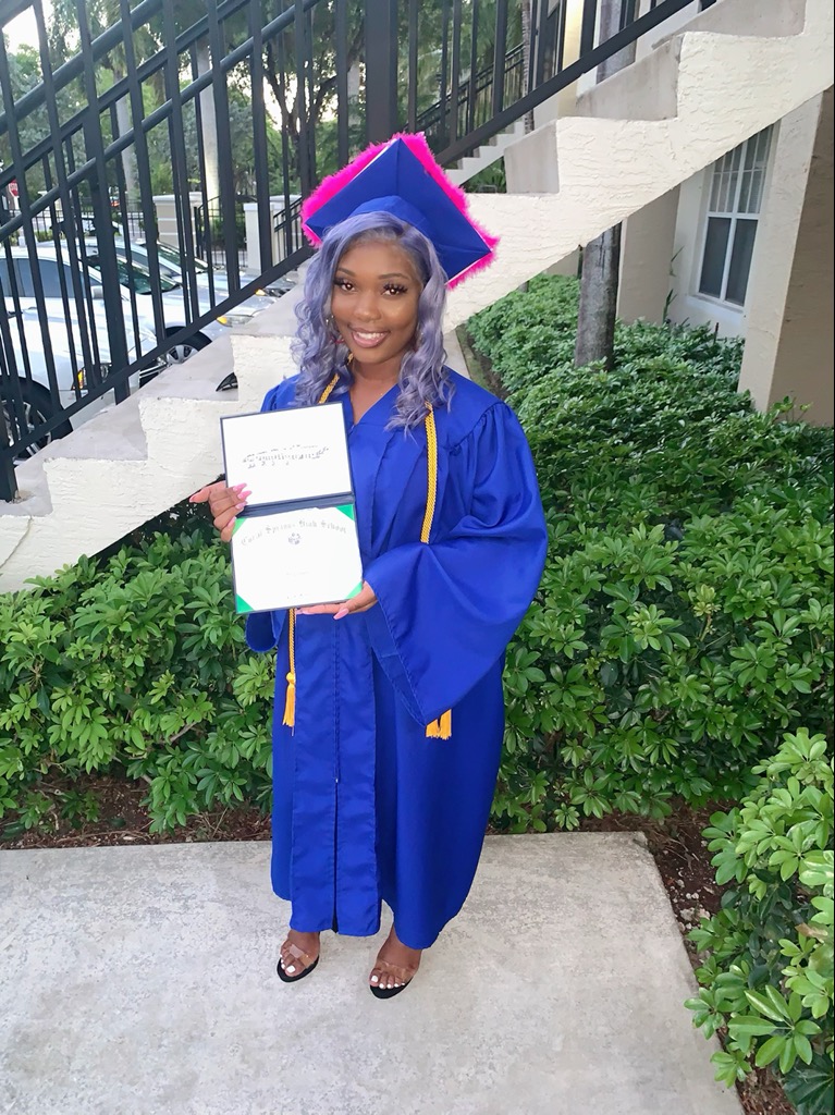 WarrenCSHSBRACE's tweet photo. #CSHSclassof2020 💚CHANTEL MURRAY💙 spends her last days as a high school senior celebrating outside of her home! #YouDidIt @principalCSHS @Counselor_BRACE https://t.co/KQgc1gnGHK