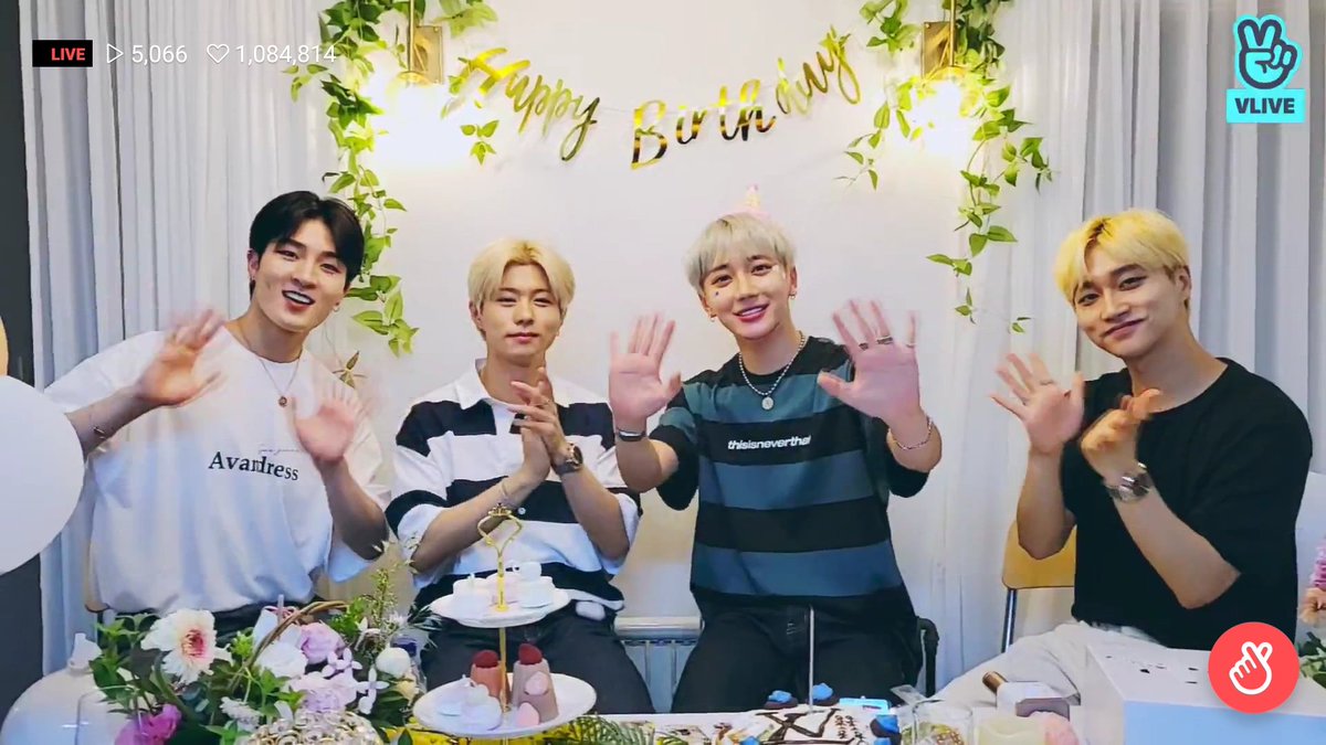 yuhuhuyhh's tweet photo. look at that beautiful birthday setup inho prepared it for vlive ๐
#inhoday https://t.co/ysaL3KFw2V