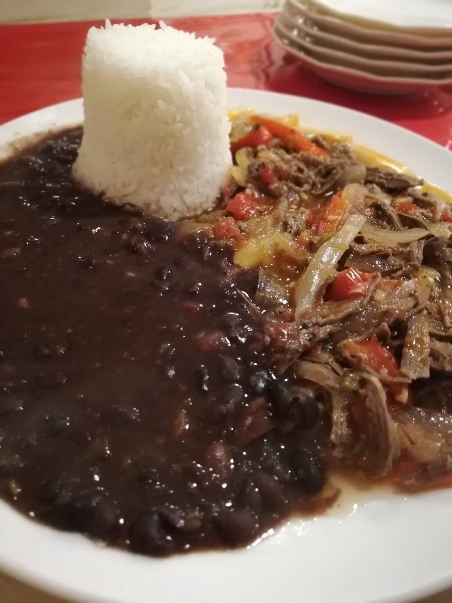 ユキギリ Shango 品川区は中延のお店 非常に珍しいキューバ料理 及び南米系の料理を出している ロパ ビエハ は ハラミのトマトソース煮と黒豆のポタージュの合い乗せ モンドンゴ は牛のハチノス煮込みとなっている どちらも馴染みがない