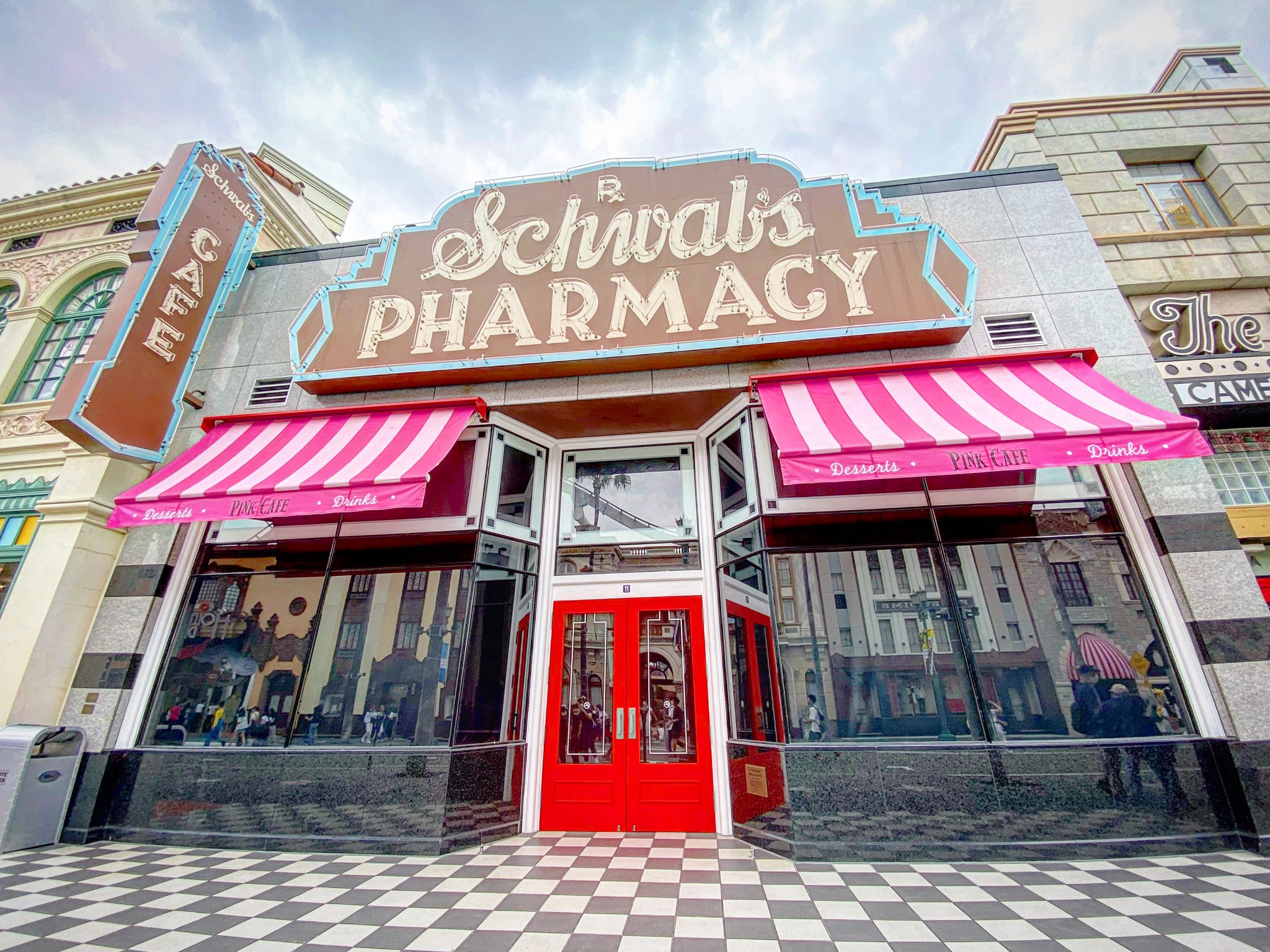 Usj情報局 L C A Studios 旧ピンク カフェ なんでピンクのテントだけ残してんだろ マリオとピーチ的な Usj