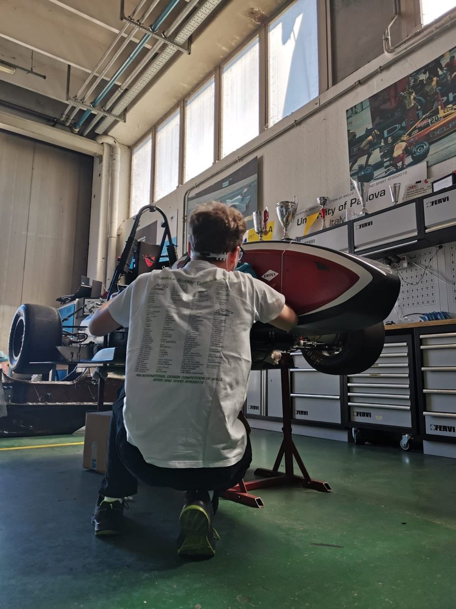 Finalmente al lavoro! 🔧🧰
Nel rispetto di tutte le norme anti assembramento e divisi in aeree di lavoro personali, siamo potuti tornare in officina pronti a rimboccarci le maniche! 🏁🦈