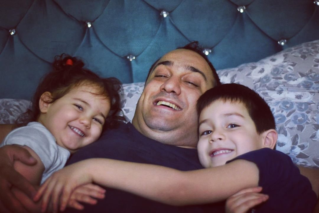 Hayatım boyunca sahip olduğum en gurur verici unvan tartışmasız babalık oldu. Başta baba olan tüm meslektaşlarımın olmak üzere, her babanın Babalar Günü'nü kutlar, babası vefat eden herkese de yeniden baş sağlığı dilerim. #babalargunu