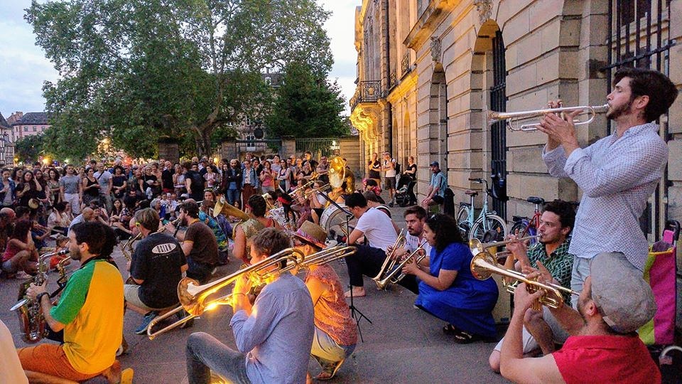 La FEIS fête la musique dans le respect des gestes barrières !
Retrouvez-nous à 14h place Ste-Aurélie, à 14h45 au parvis de la gare, à 15h30 place du Tribunal, à 16h place Broglie, à 16h30 place de la République, ou toute l'aprèm en nous suivant tout au long de notre parcours 🎺