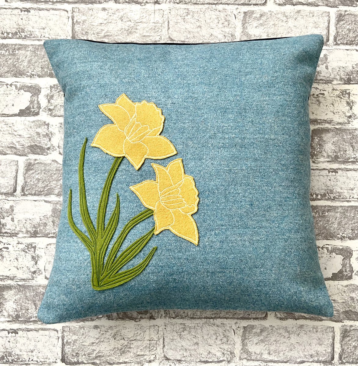 dunechick1's tweet photo. Beautiful commission flower cushions to share with #UKGiftAM.
Hand drawn then freehand embroidery to form the appliqué.
Made to order ....message for more info 
#ukgifthour #bespokegifts https://t.co/mibbPaAaFi