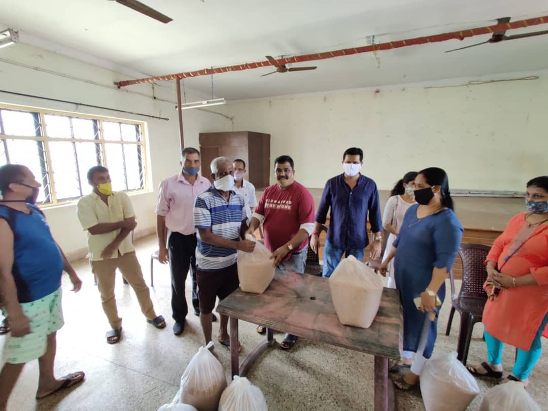 Jayeshvsal's tweet photo. Farmers of Saligao constituency were supplied with harvester machine, construction of nallahs in fields, flood protection walls and desilting of nallahs etc.
#PuttingBasicsInPlace #saligaoforward #goaforward https://t.co/uEfk0ffVDJ