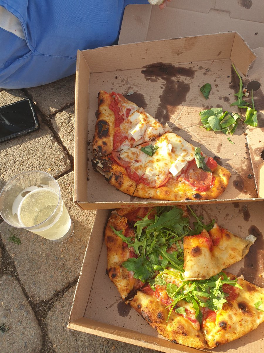DoodleandDesign's tweet photo. Thanks for the great pizzas - definitely a lovely way to celebrate the longest day of the year! Cheers @stanwellhotel #pizza #drinkies #SaturdayEvening #lymington #water #sunshine #summertime https://t.co/rA068FD7to
