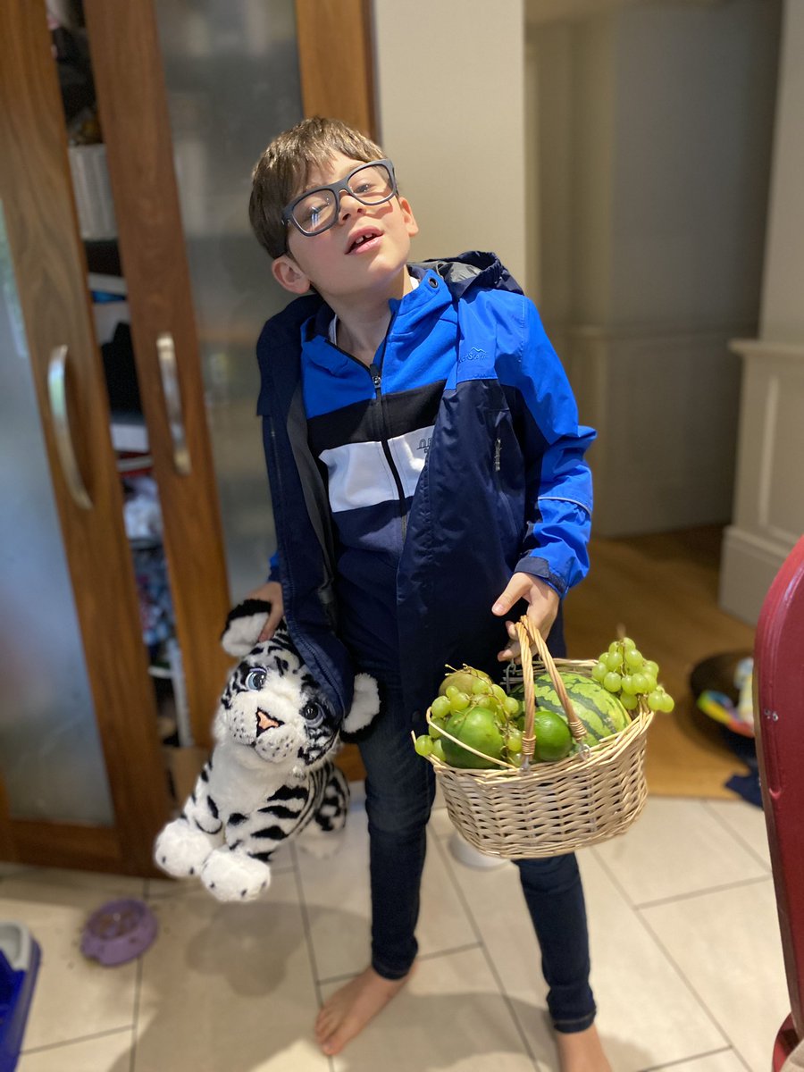 SodoC's tweet photo. A schmoigle for Father’s Day! What else could a dad ask for?? #schmoigle #FridayNightDinner #shalom #nopears @robertpopper @rosentweets https://t.co/AFaoDYZNpw