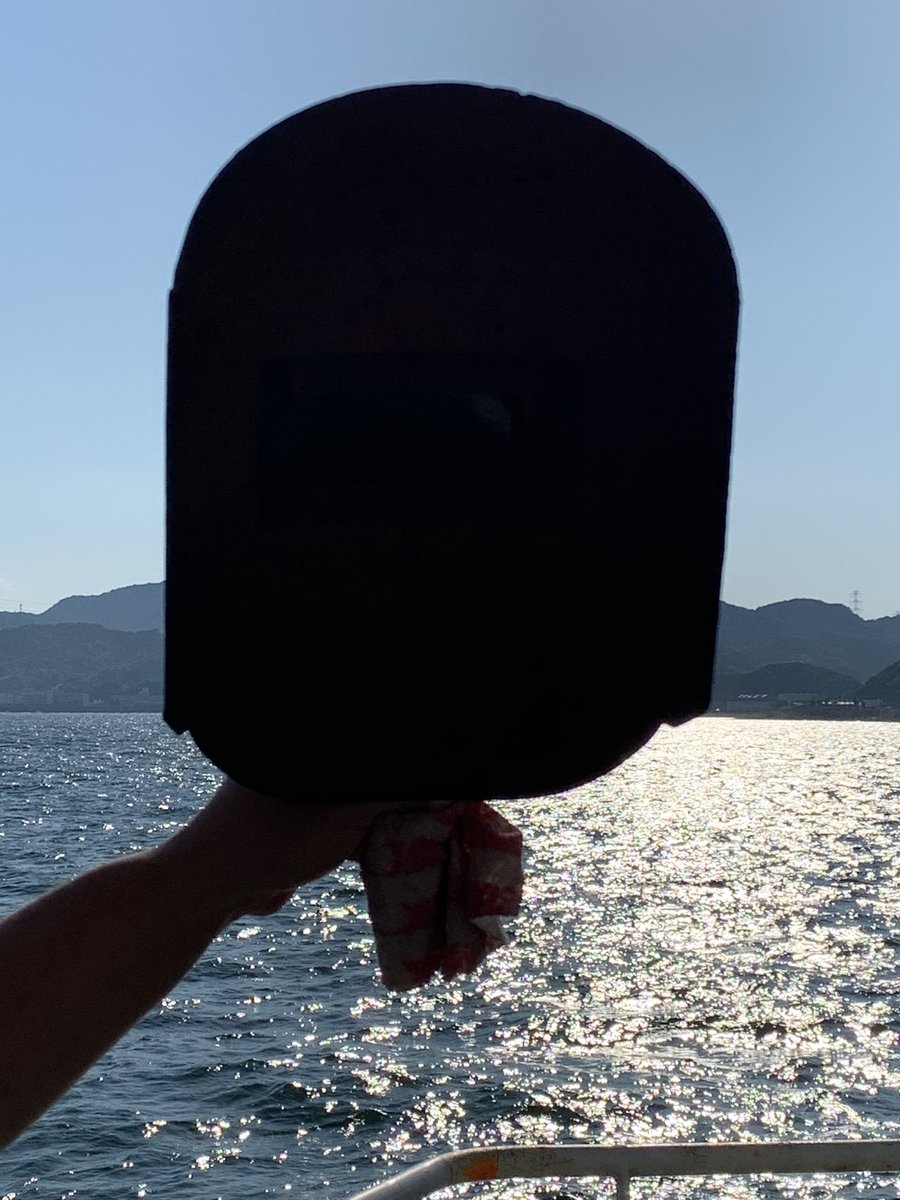 takabo77's tweet photo. I could see the total solar eclipse when I looked through the welding mask.
溶接用マスクを使って皆既日食が観れました。
#totalsolareclipse #weldingprotection #atanchor #officer #sailor #seamenslife #lifeonship #船上生活 #船員 #船乗り #皆既日食 #溶接用マスク #沖アンカー https://t.co/O6l718zudt