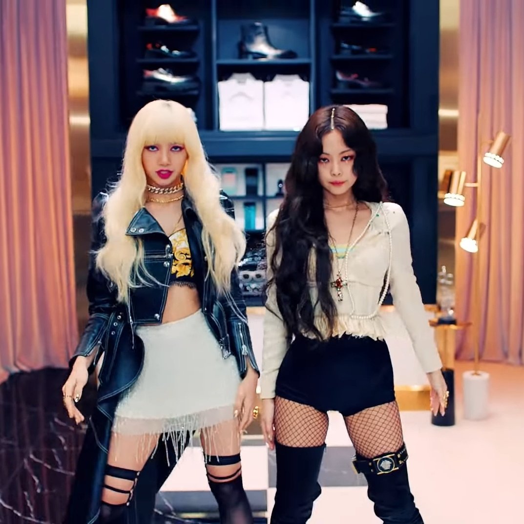 แล้วก็ท่อนแร็พกลางเพลง เหมือนลิซ่าจะหนีจากการถูกจับกุมไปได้เลยต้องปลอมตัว(ผมบลอนด์)แล้วไปร่วมปล้นห้างหรูกับเจนนี่ สังเกตที่ท่าเต้นที่เอาหลังชนกันเพื่อแสดงว่าเป็นพวกเดียวกันคอยดูข้างหลังให้อีกฝ่าย