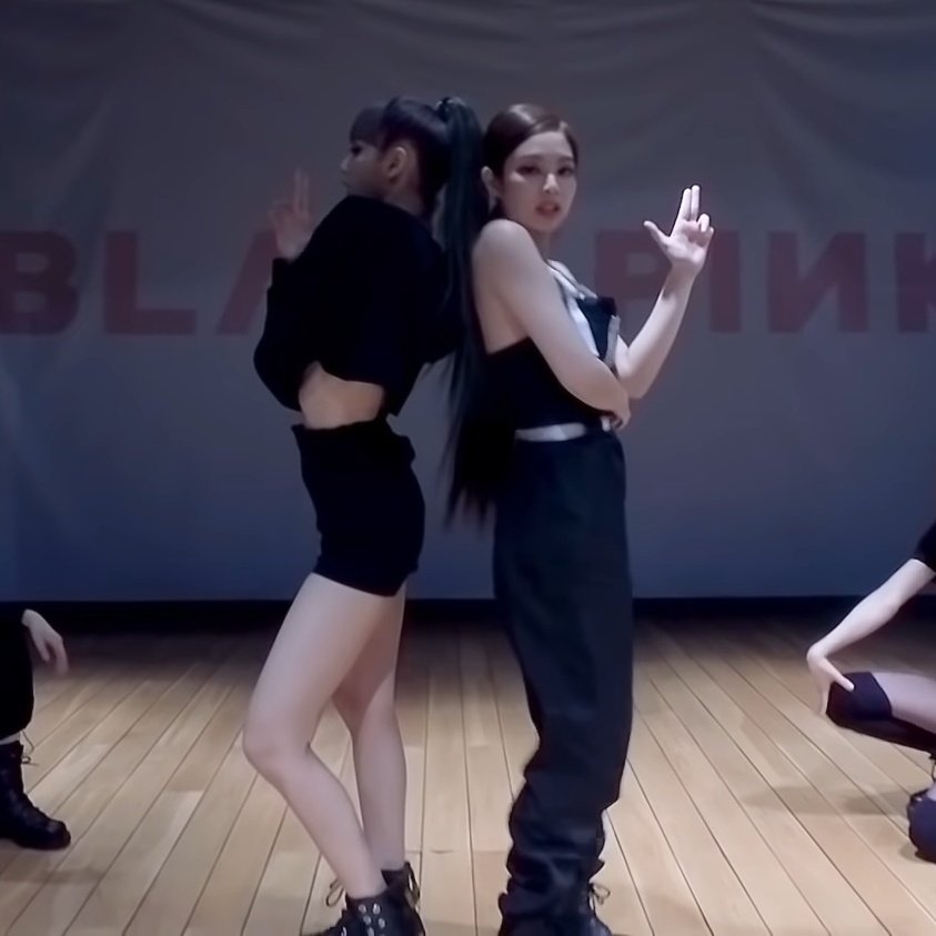 แล้วก็ท่อนแร็พกลางเพลง เหมือนลิซ่าจะหนีจากการถูกจับกุมไปได้เลยต้องปลอมตัว(ผมบลอนด์)แล้วไปร่วมปล้นห้างหรูกับเจนนี่ สังเกตที่ท่าเต้นที่เอาหลังชนกันเพื่อแสดงว่าเป็นพวกเดียวกันคอยดูข้างหลังให้อีกฝ่าย