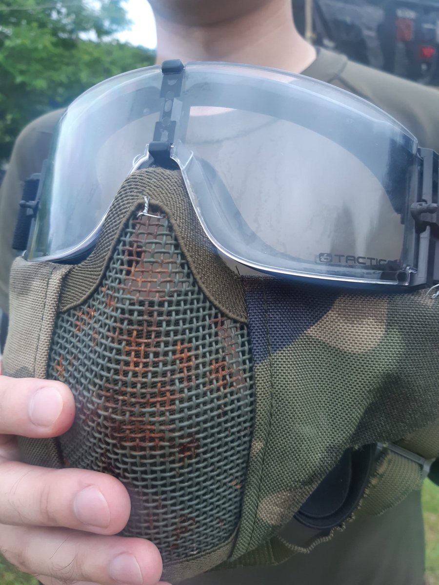 satosanchi2015's tweet image. 利用者様から許可を頂きましたのでフィールドから警告いたします。

若干ゴーグルの下側に隙間があったみたいです。
１つ間違うと大事故に発展します。
アイセーフティアイウェアは一番大事な防具です。
今一度見直し点検お願いします。