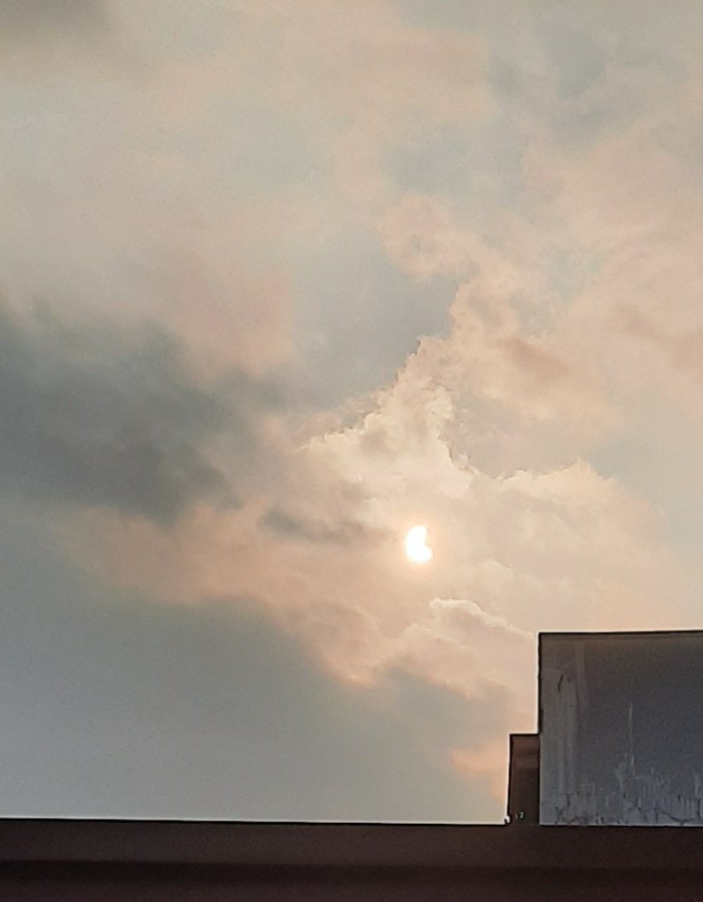 YenBasiya's tweet photo. View of partial solar eclipse here in Quezon city at 4:23 pm https://t.co/7gqRpdzgLU