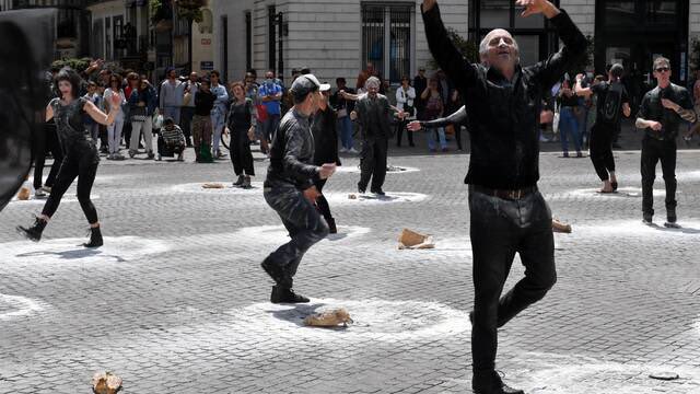 _MagaliM's tweet photo. Nantes. Culture enterrée : les artistes lancent un SOS, place Royale #Nantes #Culture @presseocean https://t.co/hLiXgwq7lw https://t.co/VAk0t3um5S