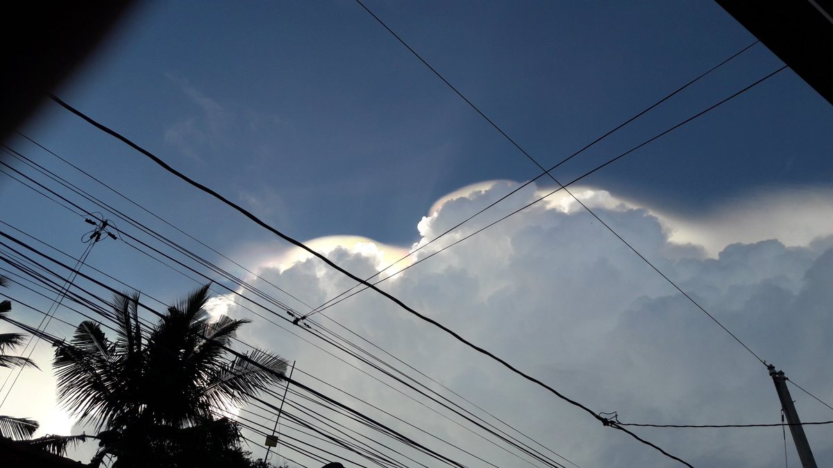 Roblox_son113's tweet image. Weird Cloud Rainbow🤔