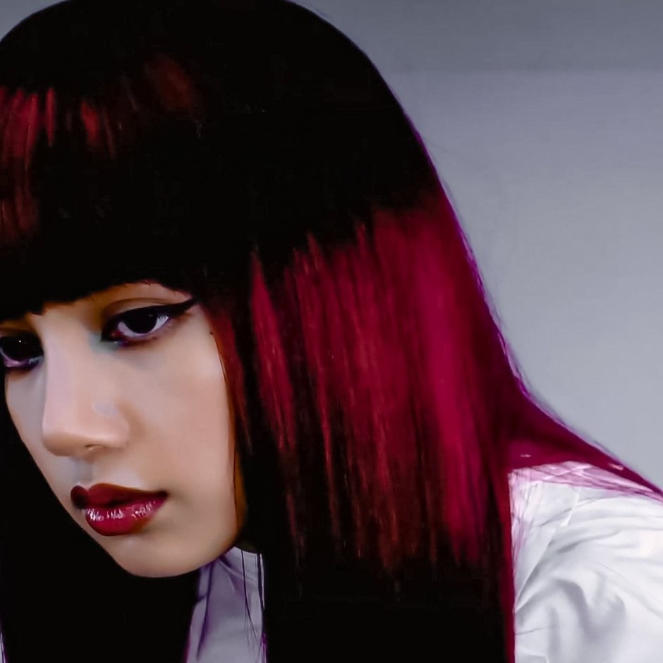 ส่วนใน hylt นี่เป็นไปได้ว่าลิซ่าอาจจะสร้างตัวตนขึ้นมาหลังถูกจับ (ถ้าเป็นโรงพยาบาลจิตเวชอ่านะ) ผมดำน่าจะเป็นตัวแทนความแข็งแกร่งของตัวเอง(ด้านมืด) ส่วนผมแดงน่าจะเป็นจิตใจที่อ่อนแอ+แค้นอยู่ภายใน แต่คิดว่าน่าจะมีอาการทางจิตทั้งสองแหละ