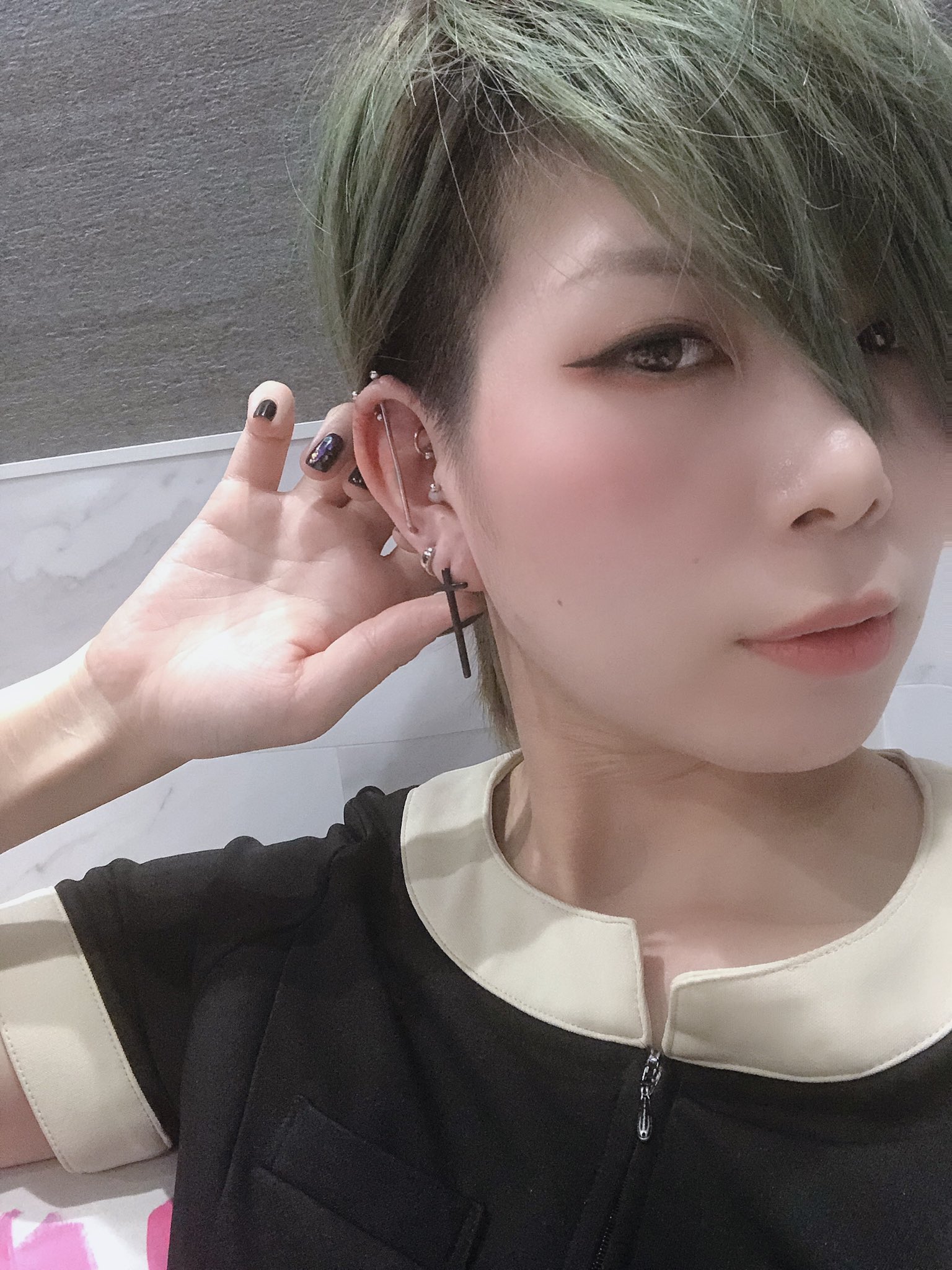 ムカイ 縦インダスつながったー かっこいいい ダイスとアンテナも増えたわよ ピアス女子 ピアス インダストリアル ダイス トラガス ボディーピアス T Co 1ix4li79lj Twitter