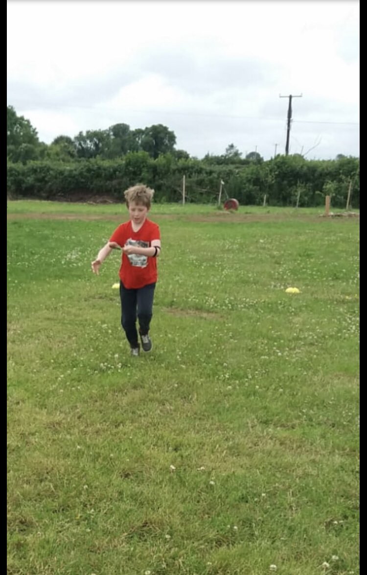 gaelscoildurlas's tweet photo. An choimhlint ar siúl anseo! Séimí agus Liam ag déanamh tréan obair ar ár Lá Spóirt le @healthy_kidz1🙌Féach ar an díriú is an aire! Maith sibh leaids!👏👏 https://t.co/mDogddy3sc