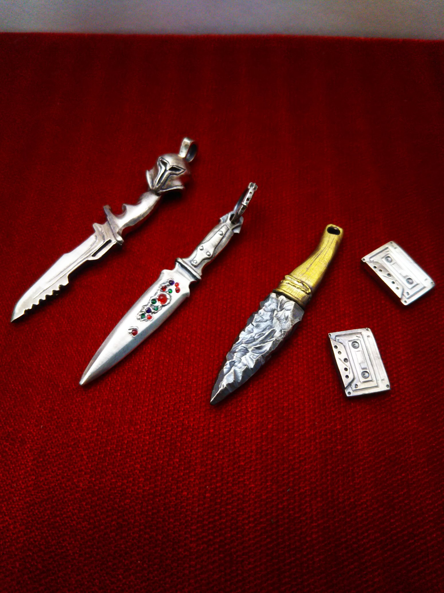 じお Dbd Pa Twitter Son Of Parrot 素材はシルバー925です ジュリーの黒曜石ナイフは黒曜石 部分がシルバー 持ち手は真鍮です 宝石ナイフの宝石はレジンですね 流石に石入れるとなると大きくなりすぎて 許可待ちは販売していいですかと打診中ということです
