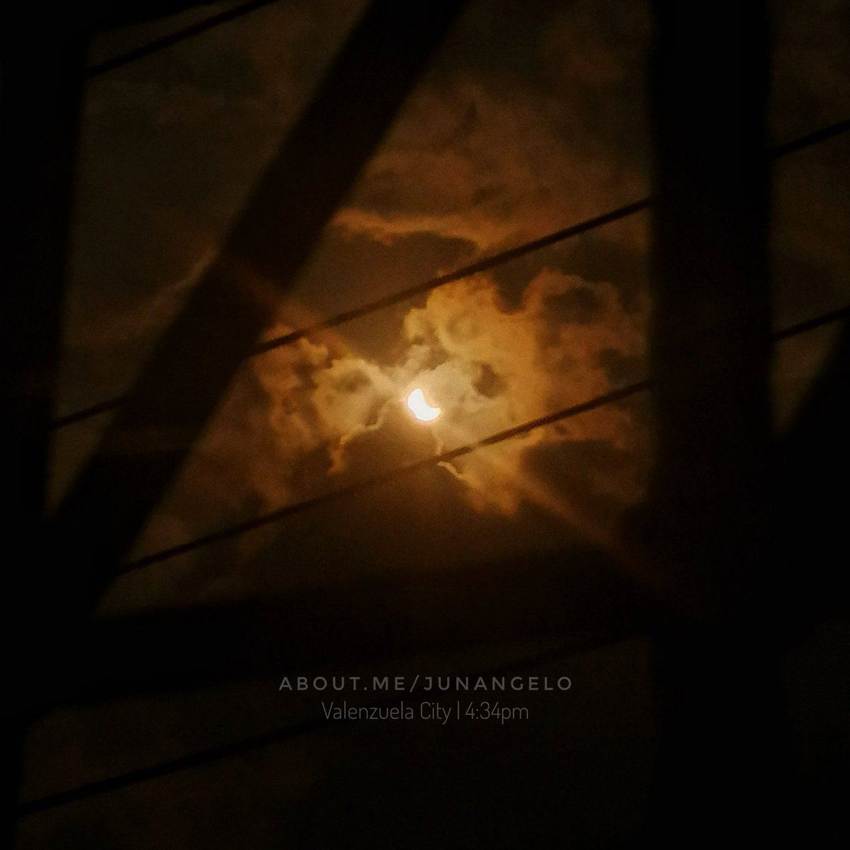 junangelo's tweet photo. Partial Solar Eclipse
Valenzuela City
6/21/2020
4:34pm
@gmanews
@gmanewsbreaking
@GMA_PA
@24OrasGMA
#PartialSolarEclipse2020
#PartialEclipse #SolarEclipse
#EverydayWithJun https://t.co/XapIwJsSBV