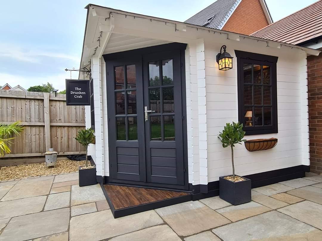 calcioinglese's tweet photo. WOW. Una coppia dello Yorkshire, durante il lockdown ha costruito un mini pub nel proprio giardino. 😍👏🏻 https://t.co/WQgcR1zk8d