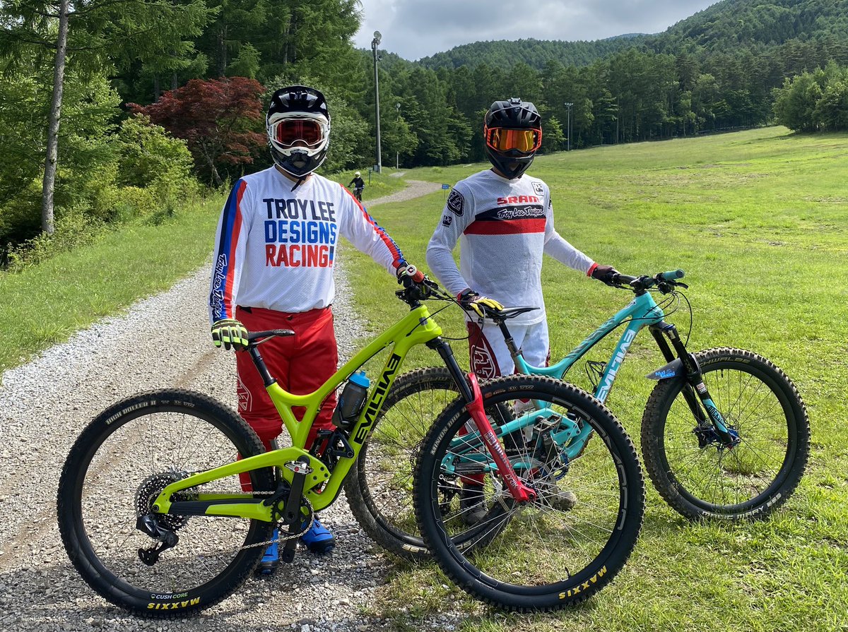 nasyoR's tweet photo. #EVILbikes X #Troyleedesigns

趣向の似ている2人で仲良くライドw
#派手好きおじさん2人

#Evilwreckoning #Evilcalling https://t.co/iBT2M5f2ot