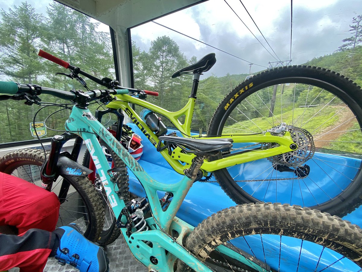 nasyoR's tweet photo. #EVILbikes X #Troyleedesigns

趣向の似ている2人で仲良くライドw
#派手好きおじさん2人

#Evilwreckoning #Evilcalling https://t.co/iBT2M5f2ot