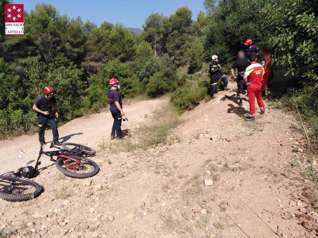 BombersDipcas's tweet photo. Imágenes efectivos #BomberosCPBC parques Plana Baixa y Espadà Millars en el servicio de rescate del ciclista herido en #Fanzara. Bomberos lo han atendido y lo han trasladado hasta ambulancia. Servicio finalizado. https://t.co/QwVJVqbbKe