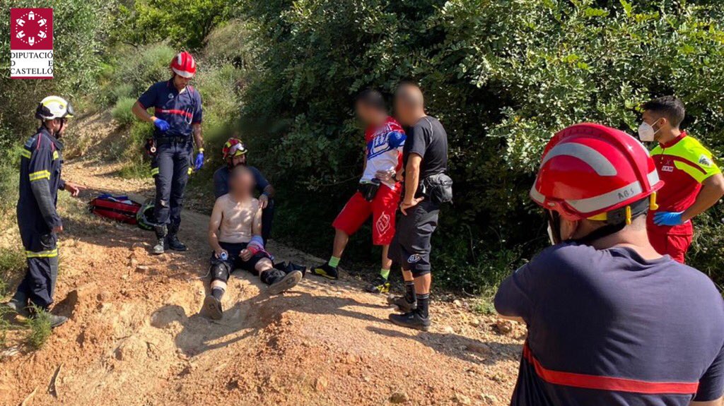 BombersDipcas's tweet photo. Imágenes efectivos #BomberosCPBC parques Plana Baixa y Espadà Millars en el servicio de rescate del ciclista herido en #Fanzara. Bomberos lo han atendido y lo han trasladado hasta ambulancia. Servicio finalizado. https://t.co/QwVJVqbbKe