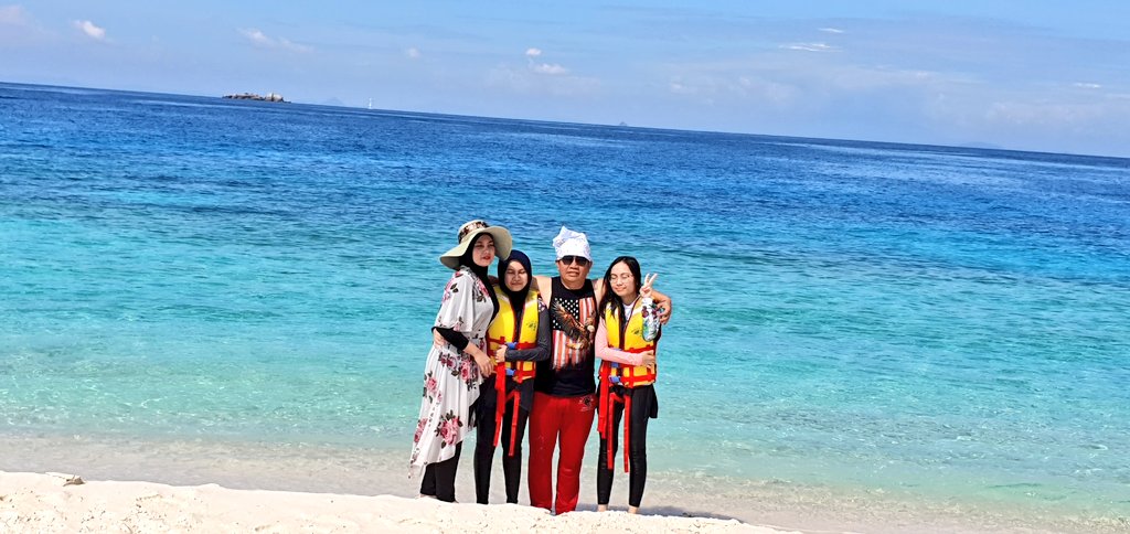 Today was fun . Cuti2 malaysia . Balik kg then day trip pulau redang with family . Nanti anis share pakej trip ni murah dan berbaloi , 5 checkpoint + snorkelling + makan + boat ulang alik . 9am - 4pm .