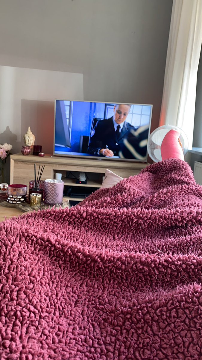 jessiedr1990's tweet photo. Eventjes serie kijken met lief... vanmiddag op Vaderdag bezoek bij @tonfloor β€οΈ #celblokh https://t.co/q2OMCJFOXN