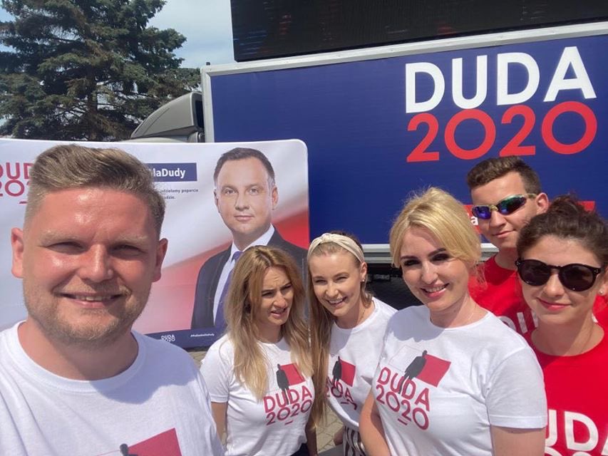 JabRobert's tweet photo. #PodlaskieDlaDudy nie zwalnia i walczy o #Duda1Tura! Wczoraj cały dzień gościliśmy Prezydenta @AndrzejDuda w naszym regionie, a dzisiaj razem z marszałkiem @artur_kosicki zabiegamy o głosy w 
#BielskPodlaski i #Siemiatycze. #Duda2020 #PrezydentPolskichSpraw @AndrzejDuda2020 https://t.co/n77eS0njJO