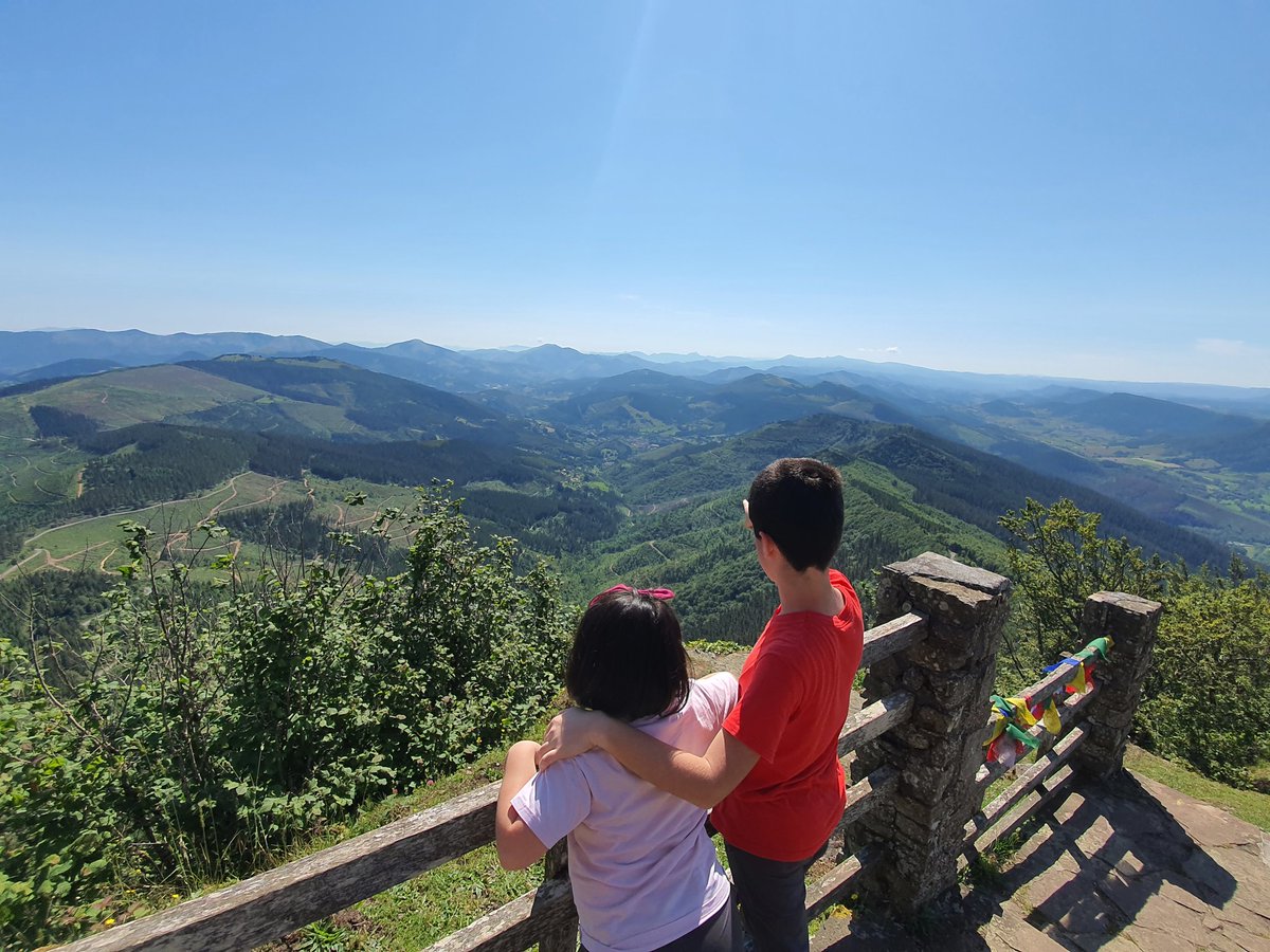 iparatx's tweet photo. Invertir en valor. Para hacer algo de apetito, nos hemos acercado hasta #Balmaseda para subir el #bocinero monte #Kolitza (perteneciente al concurso de los 100). Espectaculares vistas e inmejorable compañía de la infantería ligera que han demostrado sus tablas. #PlanesConNiños https://t.co/BT4rJzk7yD