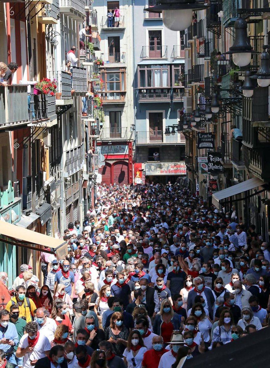 toropasion's tweet photo. 📍 Pamplona, 20 de junio. 

🚶🏻‍♂️ Paseo taurino en defensa de la tauromaquia. Miles de personas caminan sin incidentes, sin alzar la voz más de lo debido, con respeto, sentimiento y responsabilidad. 

#latauromaquianosecensura
#LaTauromaquiaEsCultura https://t.co/BUIeARlvKL
