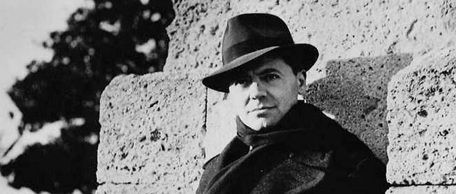 Eric_Anceau's tweet photo. En ce 21 juin, comme tous les ans, pensons à Jean Moulin arrêté par la Gestapo, le 21 juin 1943.
Son parcours de résistant commencé le 17 juin 1940, jour de l'effondrement, alors qu'il était préfet de la République, ne s'arrête pas là.
Torturé à mort, il ne parlera pas. https://t.co/OQoWgsRYBO