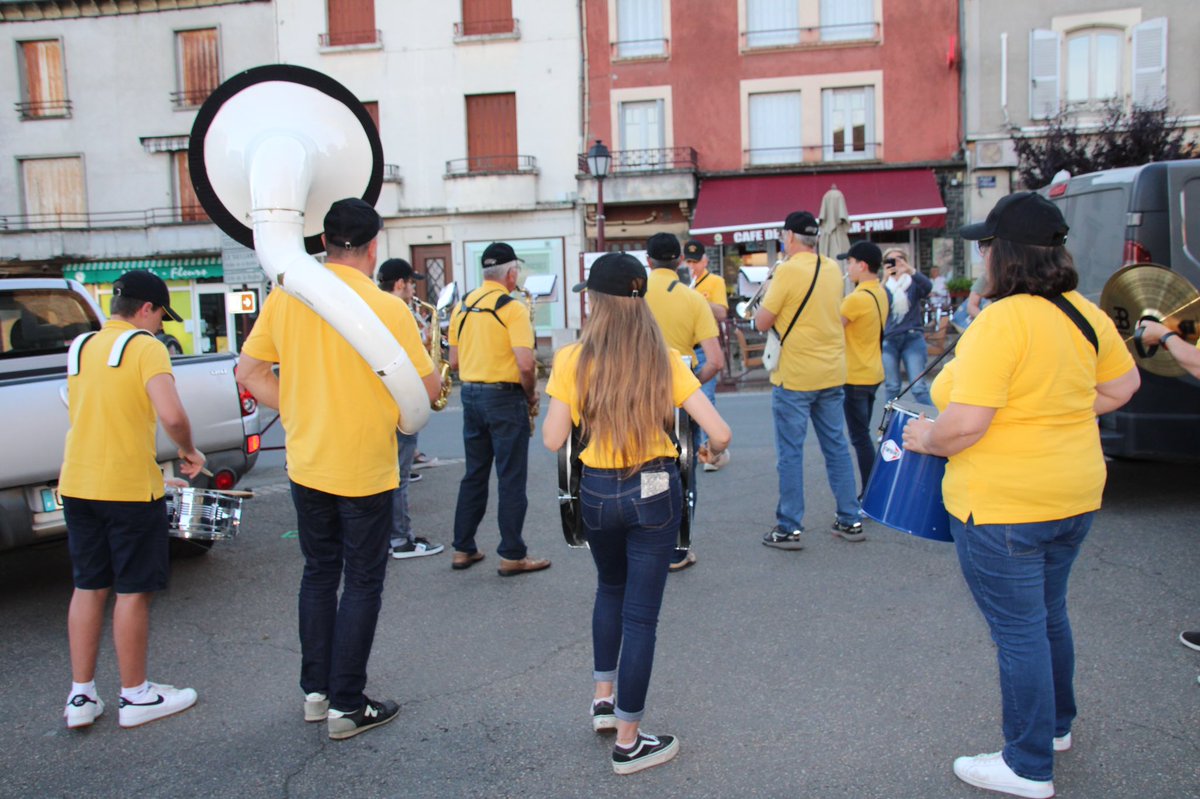 ballesonez's tweet photo. Hier soir Les Balles O’nez ont improvisé une répétition en plein air au cœur d’Allassac à l’occasion de la fête de la musique. Merci au café de france, à l’auberge du cheval blanc, au petit creux et à l’auberge de Graravet pour l’accueil.
Merci à nos jeunes pousses. https://t.co/U5XcXQZDQt