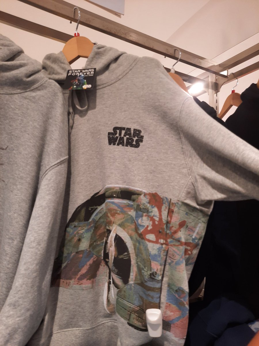bonkkid0's tweet photo. Hoodies uniqlo 40 ringgit je, design lawa weii https://t.co/dpu648ueo2
