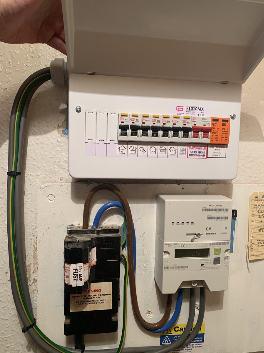 Consumer unit upgrade.  18th edition compliant.

#consumerunit #18thedition #domesticelectrician #electrician #wiringregulations  #rcbo #surgeprotection #typrarcd