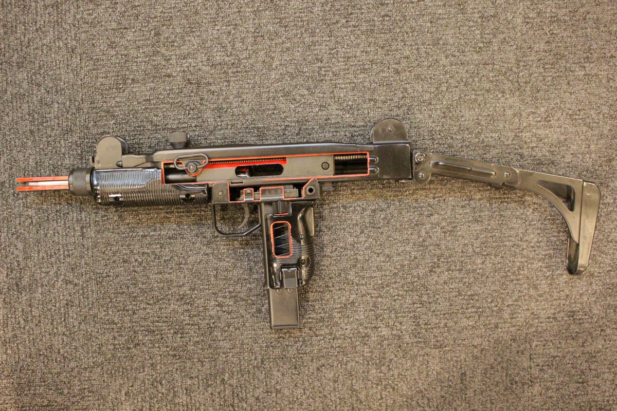 シカゴレジメンタルス 公式 در توییتر こちらは Uzi 短機関銃 カット モデル です 内部が見えるよう本体に開けられた窓からは 無可動となった今でも十分に内部構造が楽しめ 資料性が高い一品となっております また 通常のモデル と並べると 更に違いが楽しめ シカゴレジメンタルス 公式 در توییتر こちらは Uzi 短機関銃 カット モデル です 内部が見えるよう本体に開けられた窓からは 無可動となった今でも十分に内部構造が楽しめ 資料性が高い一品となっております また 通常のモデル と並べると 更に違いが楽しめ